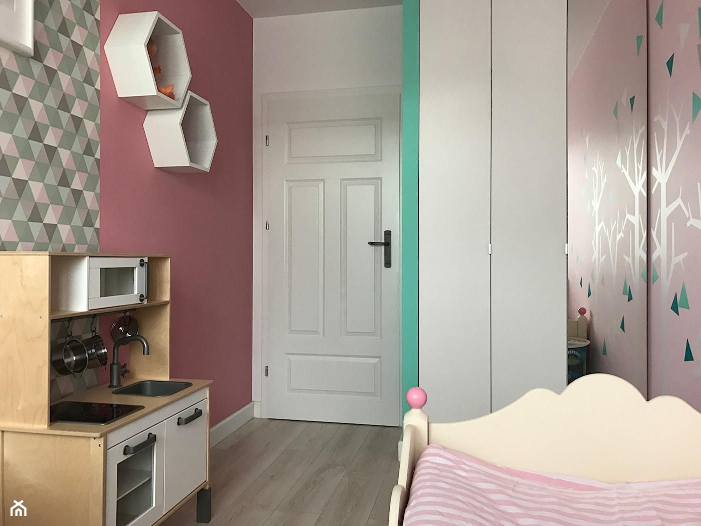 Metamorfoza mieszkania - od stanu deweloperskiego pod klucz - Mały różowy szary pokój dziecka dla dziecka dla nastolatka dla dziewczynki, styl nowoczesny - zdjęcie od Architektownia - Homebook