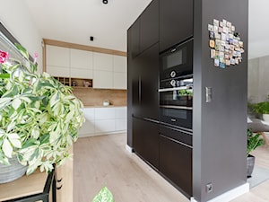 Projekt domu w okolicach Poznania ok. 120 m2 - Duża otwarta z salonem biała szara z zabudowaną lodówką kuchnia w kształcie litery l dwurzędowa z oknem, styl nowoczesny - zdjęcie od Architektownia