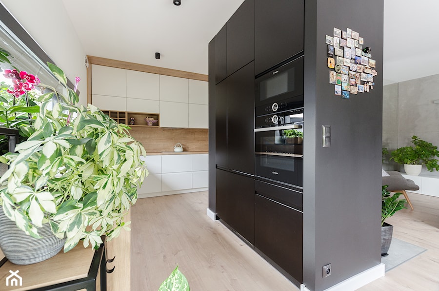Projekt domu w okolicach Poznania ok. 120 m2 - Duża otwarta z salonem biała szara z zabudowaną lodówką kuchnia w kształcie litery l dwurzędowa z oknem, styl nowoczesny - zdjęcie od Architektownia