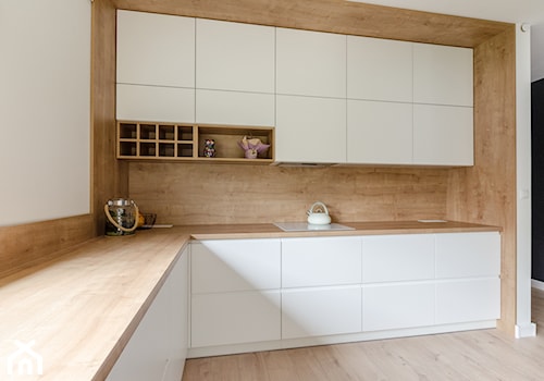 Projekt domu w okolicach Poznania ok. 120 m2 - Mała zamknięta biała z zabudowaną lodówką kuchnia w kształcie litery l, styl nowoczesny - zdjęcie od Architektownia
