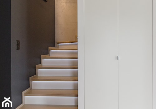 Projekt domu w okolicach Poznania ok. 120 m2 - Schody dwubiegowe zabiegowe z materiałów mieszanych, styl nowoczesny - zdjęcie od Architektownia