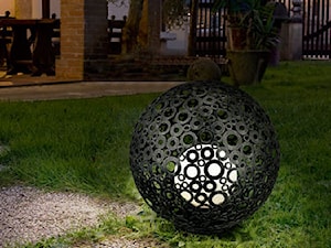Średni z kamienną nawierzchnią ogród za domem - zdjęcie od Lumi Lighting