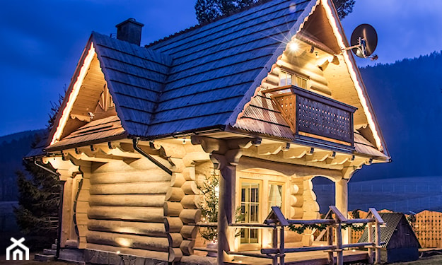mały dom z bali drewniany styl tradycyjny