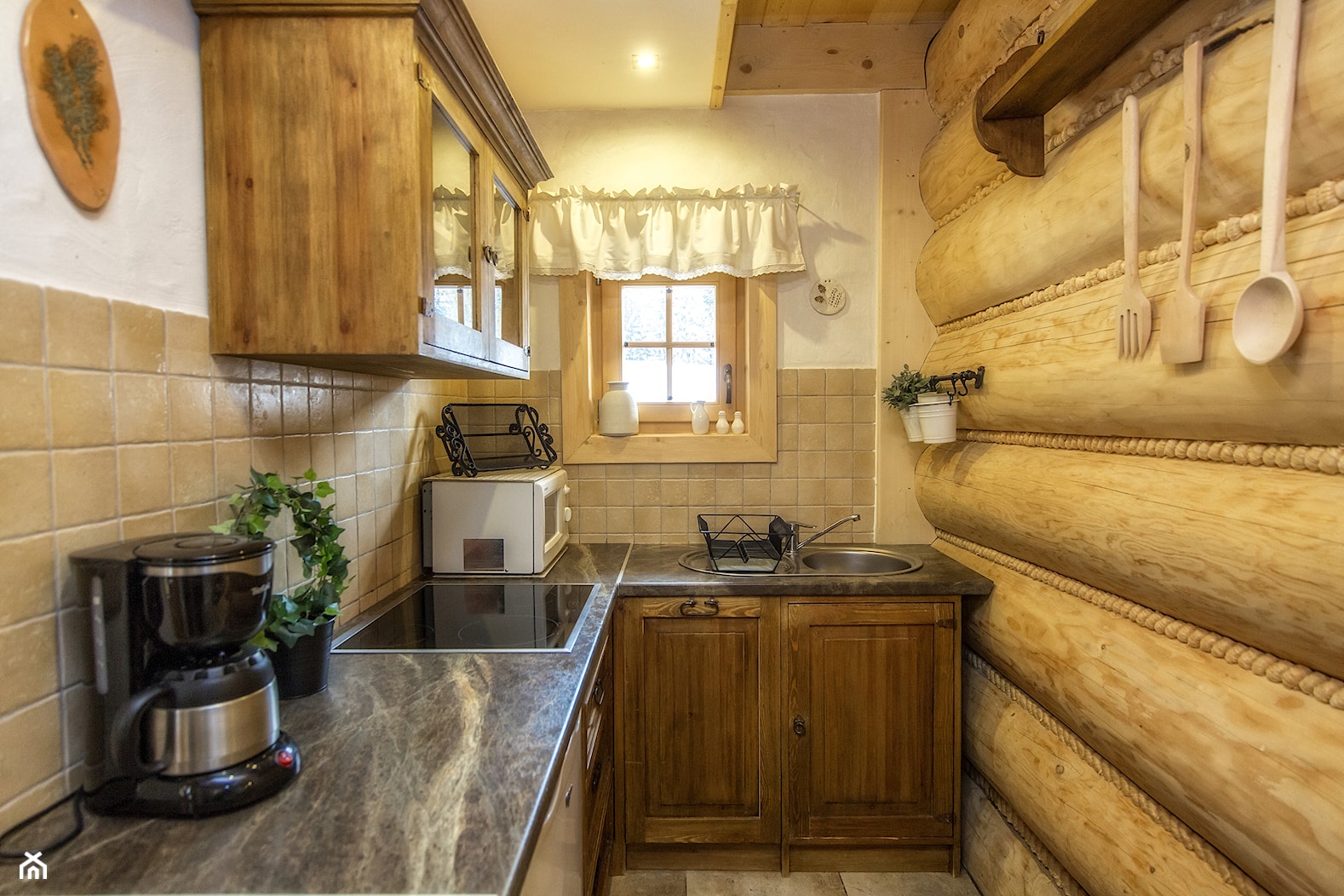 Kuchnia drewniana z góralskimi akcentami Domek Otulina Zakopane - zdjęcie od Natalia Obrochta - Homebook
