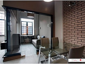 LOFT z widokiem - Mała czarna jadalnia jako osobne pomieszczenie - zdjęcie od Borowczyk Architekci