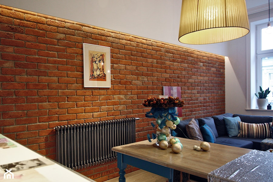 mieszkanie w kamienicy - Średnia biała brązowa jadalnia w salonie - zdjęcie od Borowczyk Architekci