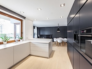 Dom w kontrastach - Kuchnia, styl minimalistyczny - zdjęcie od maKa architekci s.c.