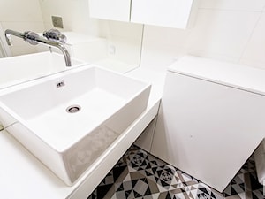 biała łazienka - zdjęcie od maKa architekci s.c.