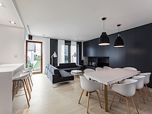 Dom w kontrastach - Salon, styl minimalistyczny - zdjęcie od maKa architekci s.c.
