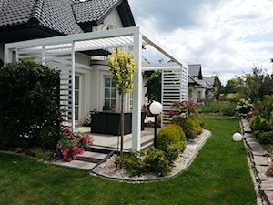 Taras - Średni z podłogą z kostki brukowej z meblami ogrodowymi taras z tyłu domu - zdjęcie od Ciochoń-Studio