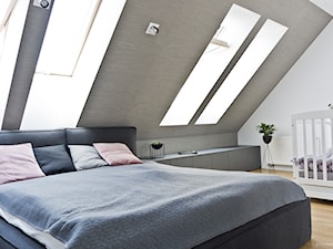 Dom K&P - Duża biała szara sypialnia na poddaszu, styl skandynawski - zdjęcie od Pracownia Kaffka