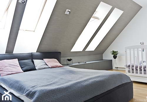 Dom K&P - Duża biała szara sypialnia na poddaszu, styl skandynawski - zdjęcie od Pracownia Kaffka