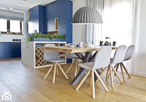 Dom K&P - Średnia biała niebieska jadalnia w kuchni, styl skandynawski - zdjęcie od Pracownia Kaffka