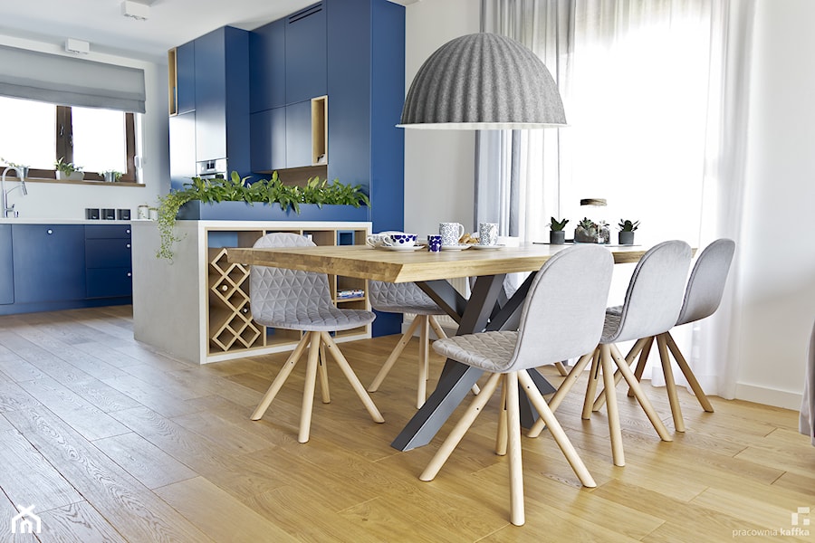 Dom K&P - Średnia biała niebieska jadalnia w kuchni, styl skandynawski - zdjęcie od Pracownia Kaffka