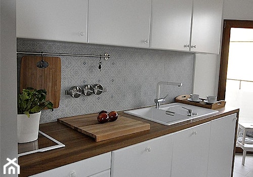 mieszkanie z poddaszem_Sępolno - Mała zamknięta biała z podblatowym zlewozmywakiem kuchnia jednorzędowa, styl skandynawski - zdjęcie od Pracownia Kaffka