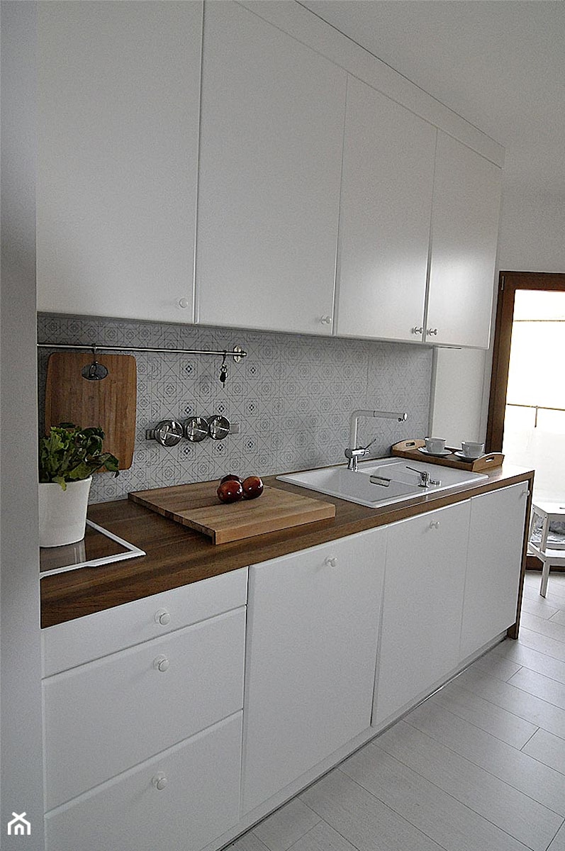 mieszkanie z poddaszem_Sępolno - Mała zamknięta biała z podblatowym zlewozmywakiem kuchnia jednorzędowa, styl skandynawski - zdjęcie od Pracownia Kaffka