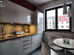 Mieszkanie Singla - Mała zamknięta biała fioletowa z zabudowaną lodówką z podblatowym zlewozmywakiem kuchnia jednorzędowa, styl nowoczesny - zdjęcie od Pracownia Kaffka