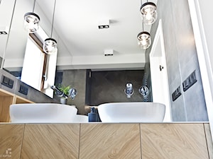Dom K&P - Mała z lustrem z dwoma umywalkami z punktowym oświetleniem łazienka z oknem, styl skandynawski - zdjęcie od Pracownia Kaffka