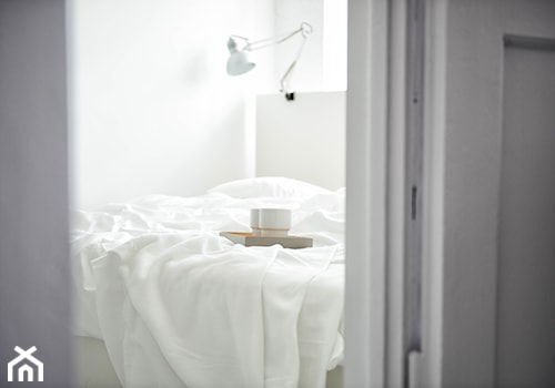 SCANDILOVE FOR SALE 01 - Średnia biała szara sypialnia, styl skandynawski - zdjęcie od SCANDILOVE