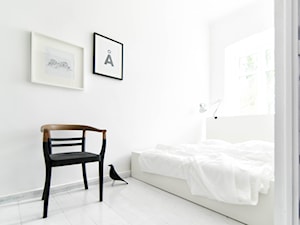 SCANDILOVE FOR SALE 01 - Mała biała sypialnia, styl skandynawski - zdjęcie od SCANDILOVE