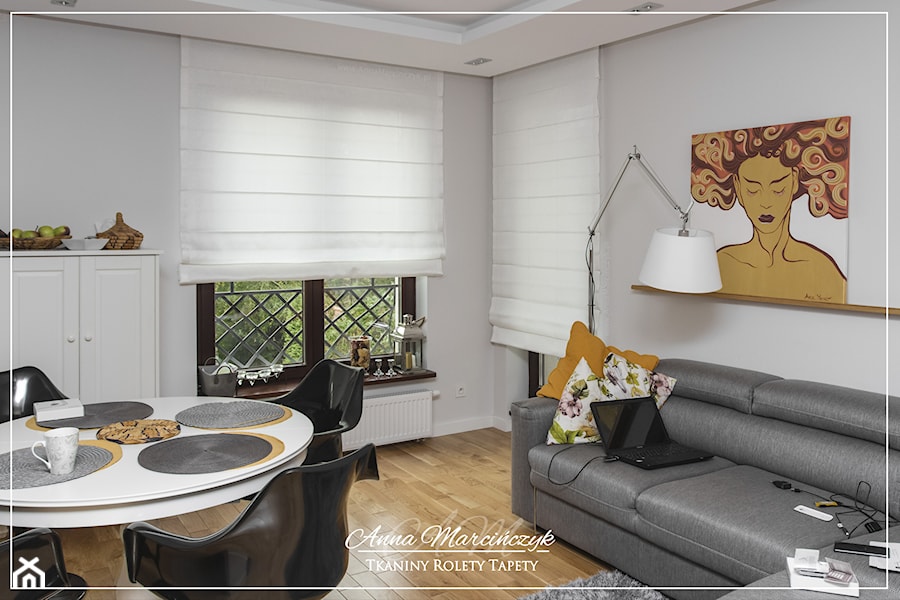 Rolety - Mała szara jadalnia w salonie, styl minimalistyczny - zdjęcie od Anna Marcińczyk - Autorska Pracownia Dekoracji Okien i Wnętrz