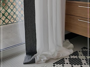 Zasłony - Mała na poddaszu łazienka z oknem, styl minimalistyczny - zdjęcie od Anna Marcińczyk - Autorska Pracownia Dekoracji Okien i Wnętrz