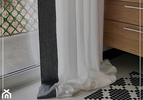 Zasłony - Mała na poddaszu łazienka z oknem, styl minimalistyczny - zdjęcie od Anna Marcińczyk - Autorska Pracownia Dekoracji Okien i Wnętrz