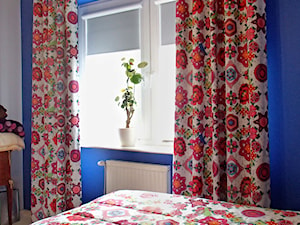 Karnisze - Mała niebieska szara sypialnia, styl rustykalny - zdjęcie od Anna Marcińczyk - Autorska Pracownia Dekoracji Okien i Wnętrz