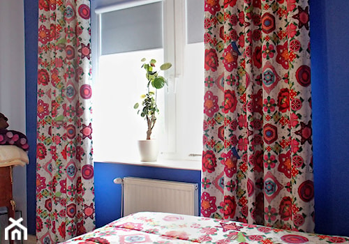 Karnisze - Mała niebieska szara sypialnia, styl rustykalny - zdjęcie od Anna Marcińczyk - Autorska Pracownia Dekoracji Okien i Wnętrz
