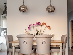 Średnia beżowa jadalnia w salonie, styl prowansalski - zdjęcie od Pragmatic Design