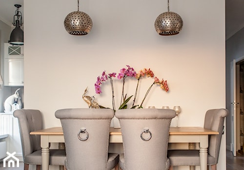 Średnia beżowa jadalnia w salonie, styl prowansalski - zdjęcie od Pragmatic Design