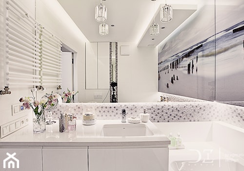 Gandhi Wawa - Średnia bez okna ze szkłem na ścianie łazienka, styl nowoczesny - zdjęcie od Pragmatic Design