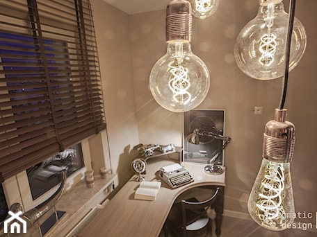 Aranżacje wnętrz - Biuro: Biuro w domu- detal - oświetlenie - Pragmatic Design. Przeglądaj, dodawaj i zapisuj najlepsze zdjęcia, pomysły i inspiracje designerskie. W bazie mamy już prawie milion fotografii!