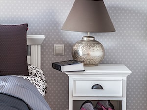 Średnia biała szara sypialnia, styl prowansalski - zdjęcie od Pragmatic Design