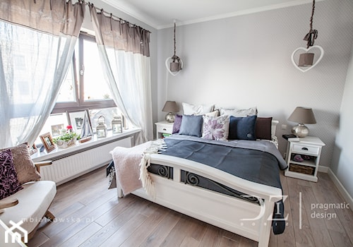 Prowansja na Bartyckiej - Średnia szara sypialnia, styl prowansalski - zdjęcie od Pragmatic Design