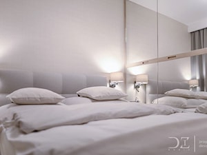 łóżko z tapicerowanym wezgłowiem - zdjęcie od Pragmatic Design