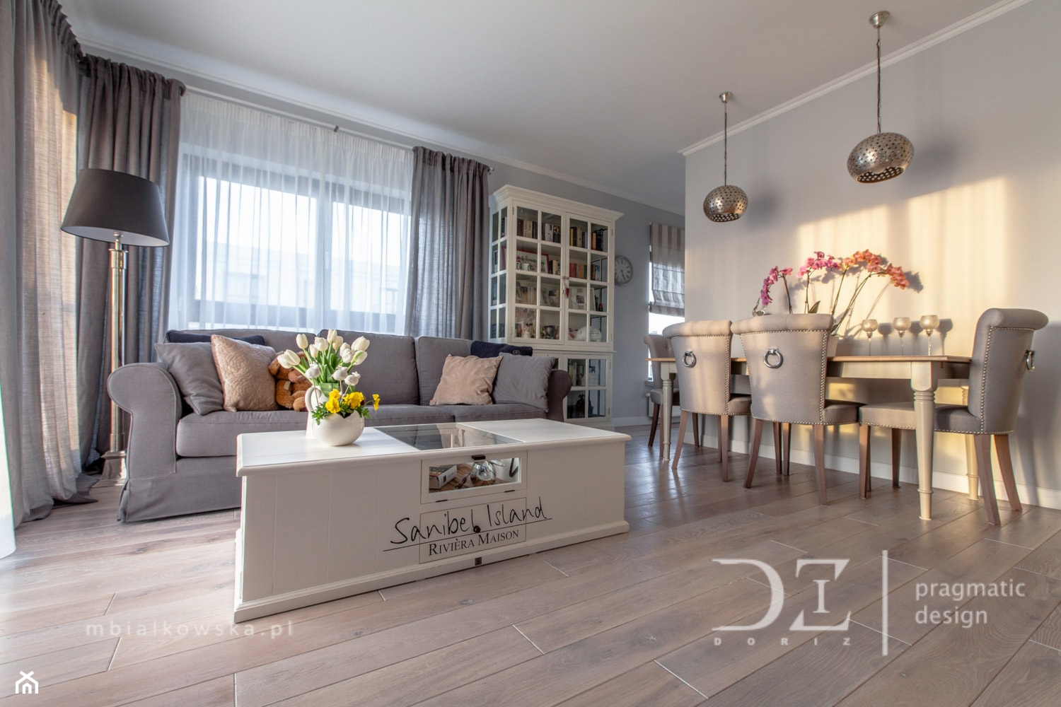 Prowansja na Bartyckiej - Duży szary salon z jadalnią, styl prowansalski - zdjęcie od Pragmatic Design - Homebook