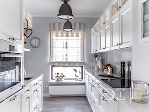 Prowansja na Bartyckiej - Średnia zamknięta z salonem biała z zabudowaną lodówką z podblatowym zlewozmywakiem kuchnia dwurzędowa, styl prowansalski - zdjęcie od Pragmatic Design