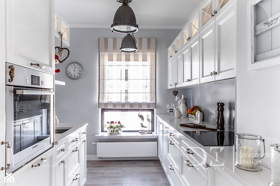 Prowansja na Bartyckiej - Średnia zamknięta z salonem biała z zabudowaną lodówką z podblatowym zlewozmywakiem kuchnia dwurzędowa, styl prowansalski - zdjęcie od Pragmatic Design
