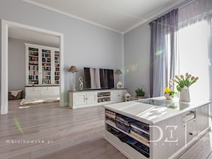 Prowansja na Bartyckiej - Średni niebieski salon z bibiloteczką, styl prowansalski - zdjęcie od Pragmatic Design