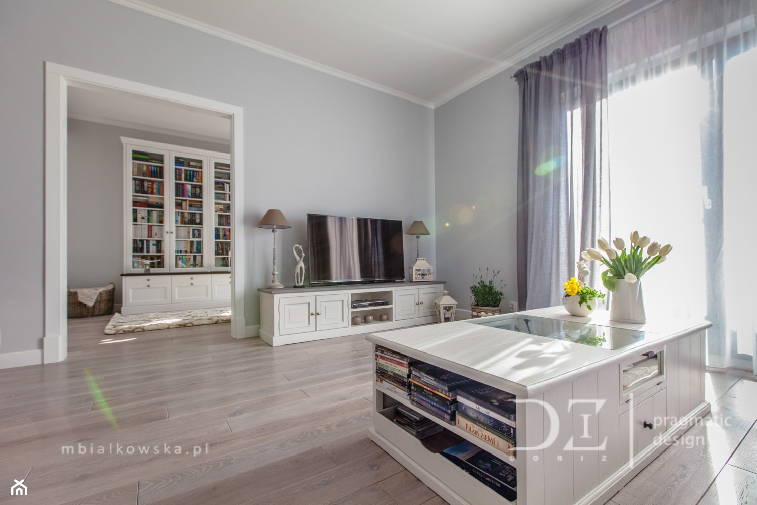 Prowansja na Bartyckiej - Średni niebieski salon z bibiloteczką, styl prowansalski - zdjęcie od Pragmatic Design - Homebook