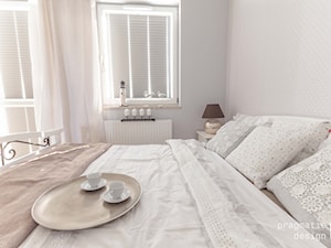 Łóżko i koronkowa pościel - zdjęcie od Pragmatic Design