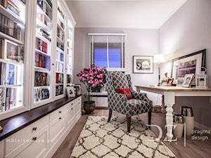 Prowansja na Bartyckiej - Małe szare biuro kącik do pracy w pokoju, styl prowansalski - zdjęcie od Pragmatic Design