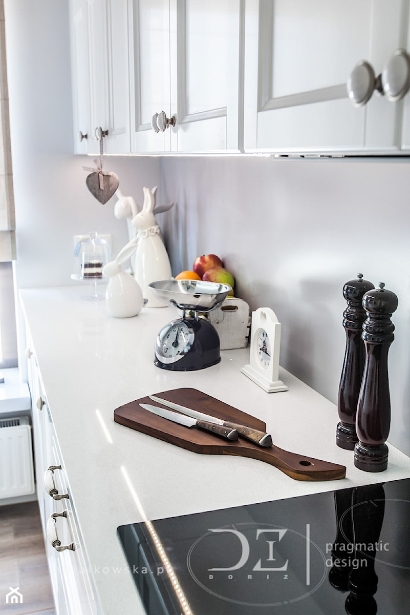 Prowansja na Bartyckiej - Średnia zamknięta z kamiennym blatem biała z zabudowaną lodówką kuchnia jednorzędowa, styl prowansalski - zdjęcie od Pragmatic Design