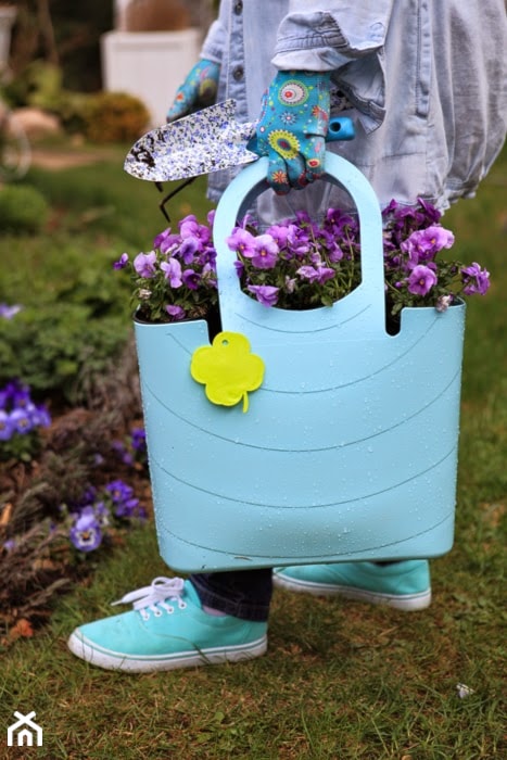 Błękitna torba do ogrodu - zdjęcie od Przydomu.pl - Homebook