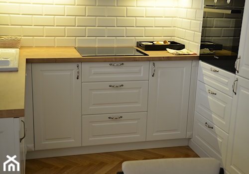 Mała otwarta biała z zabudowaną lodówką z nablatowym zlewozmywakiem kuchnia w kształcie litery u, styl prowansalski - zdjęcie od radi2005