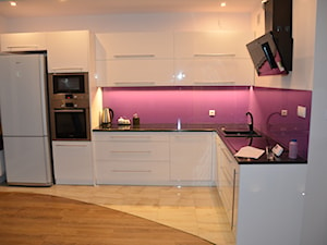 Średnia otwarta z salonem fioletowa różowa z zabudowaną lodówką z lodówką wolnostojącą z nablatowym zlewozmywakiem kuchnia w kształcie litery l, styl nowoczesny - zdjęcie od radi2005