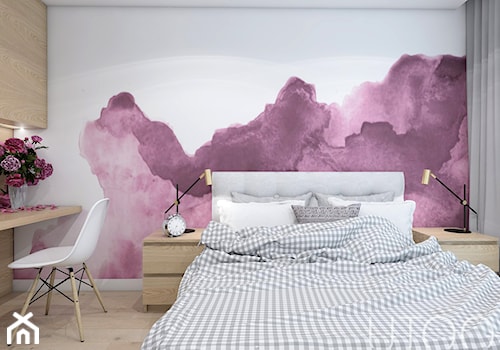 ŚLIWKOWY ZAWRÓT GŁOWY - Średnia biała fioletowa sypialnia, styl skandynawski - zdjęcie od UTOO- pracownia architektury wnętrz i krajobrazu