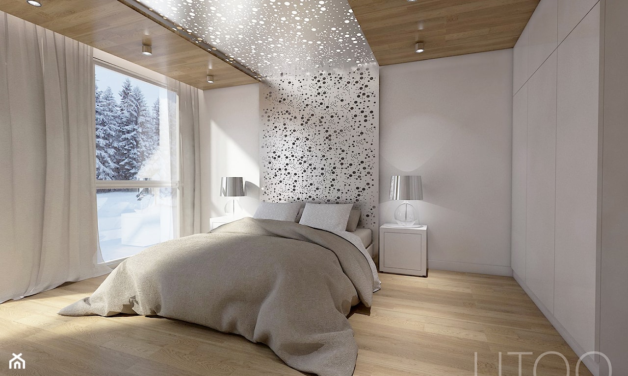 sypialnia w stylu nowoczesnym, drewniana podłoga, szara pościel, lampa stołowa ze srebrnym karniszem