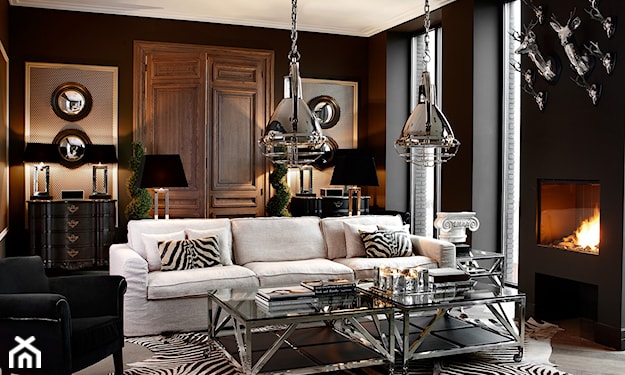 eklektyczny salon z biała sofa i lampami wiszącymi z metalu